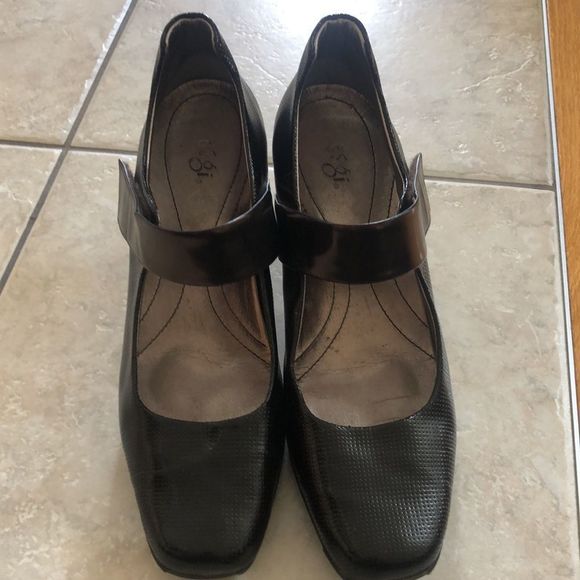 Asgi Marcy Mary-Jane Bronze Patent Pumps size - Picture 3 of 9